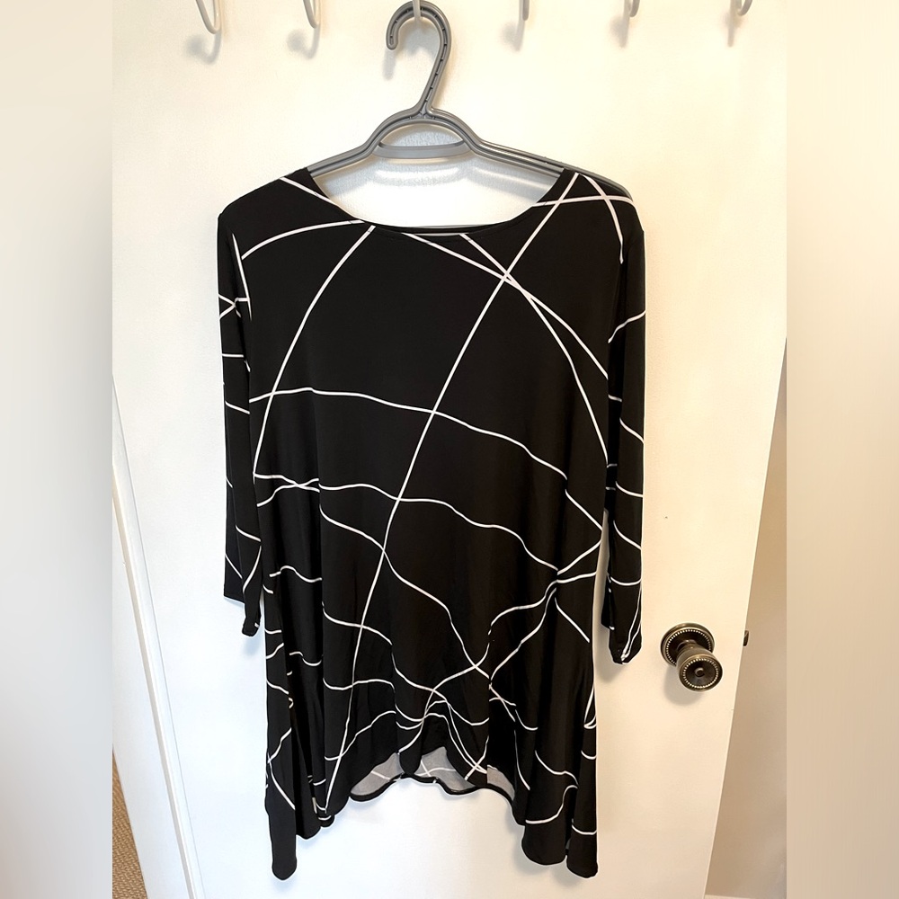 Alfani black and white pattern tunic size medium